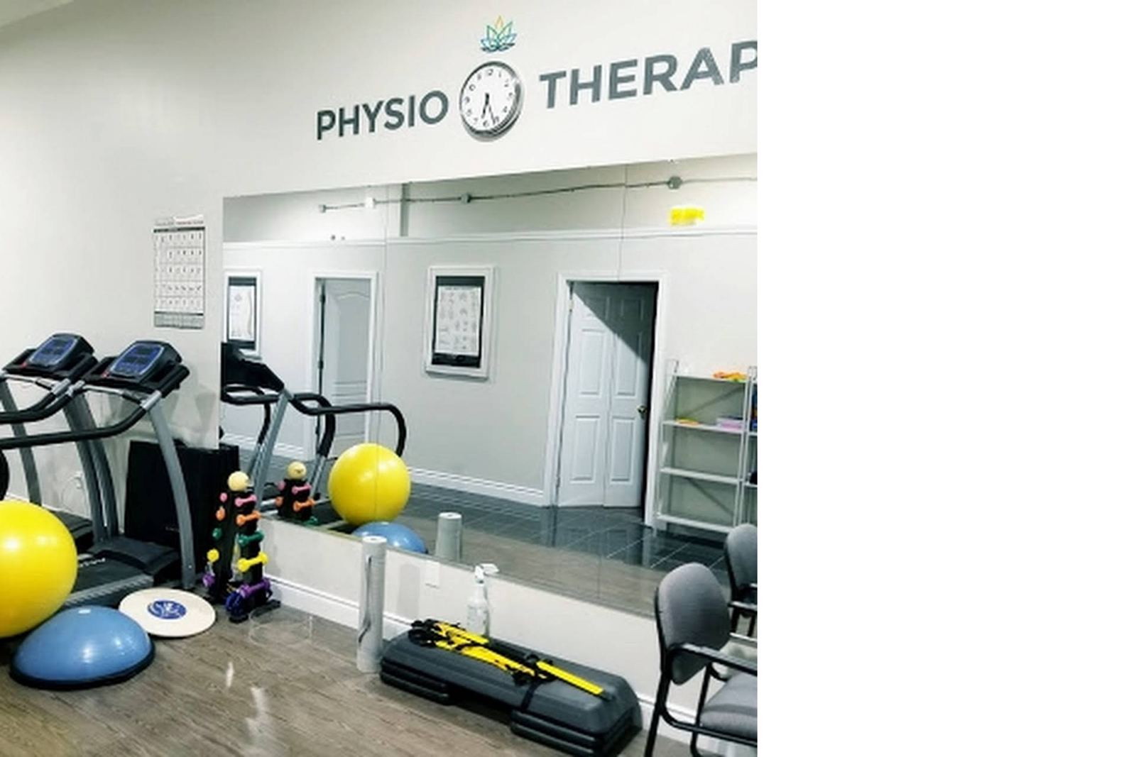 Sala de un consultorio de kinesiología con cintas y pelotas