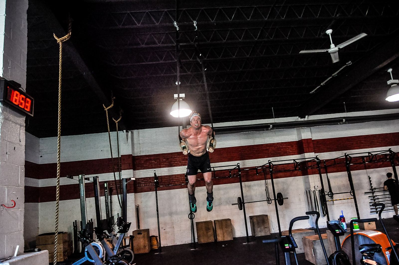 Atleta haciendo un muscle-up en anillas